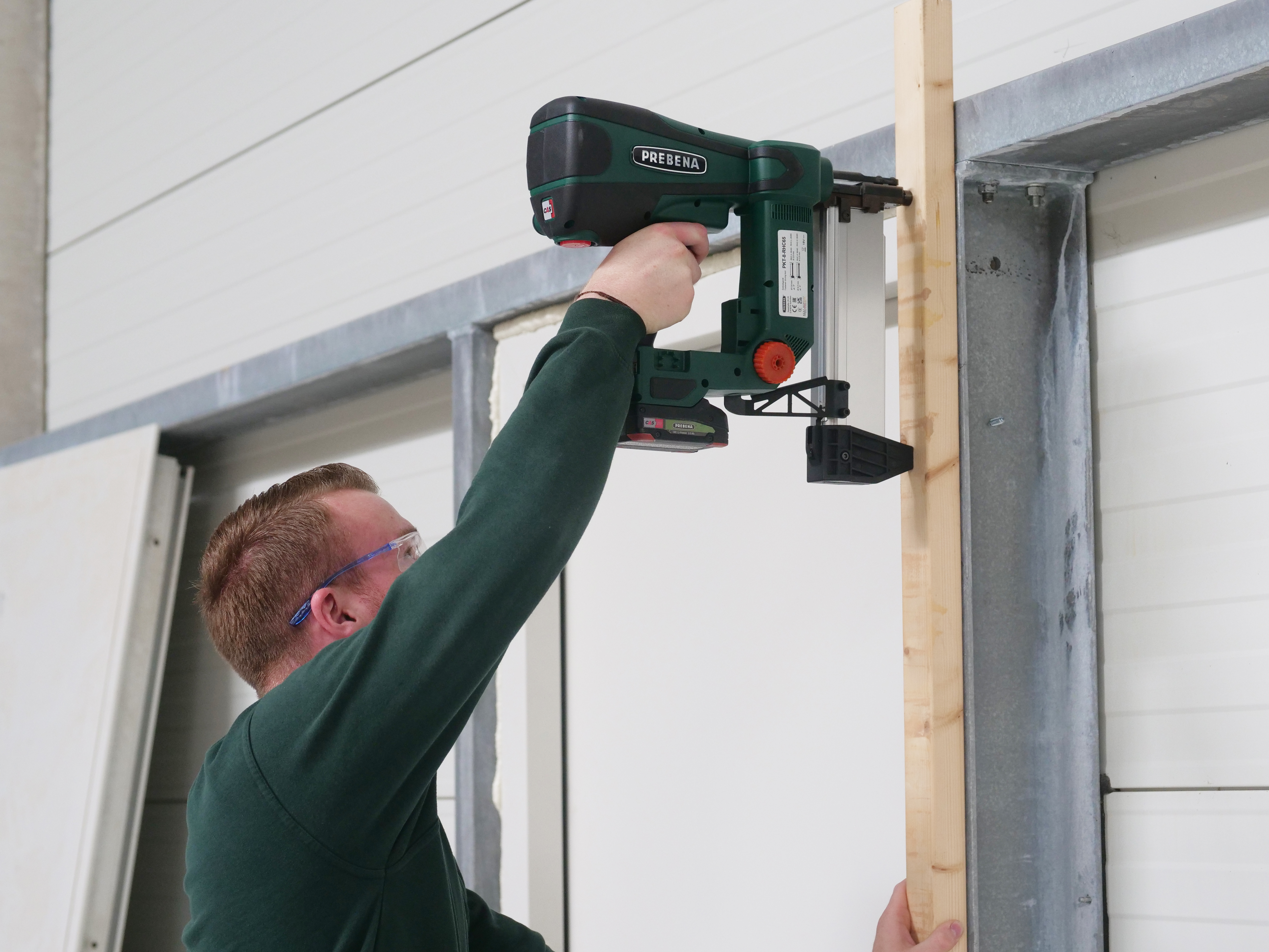 PKT-8-RHC65-SET22 Stahl-Betonnagler für Nägel Type RHC von 40 – 65 mm inkl. 2 Stck. AKKU18-2,0-LI-POWER + AKKU-STATION12-36